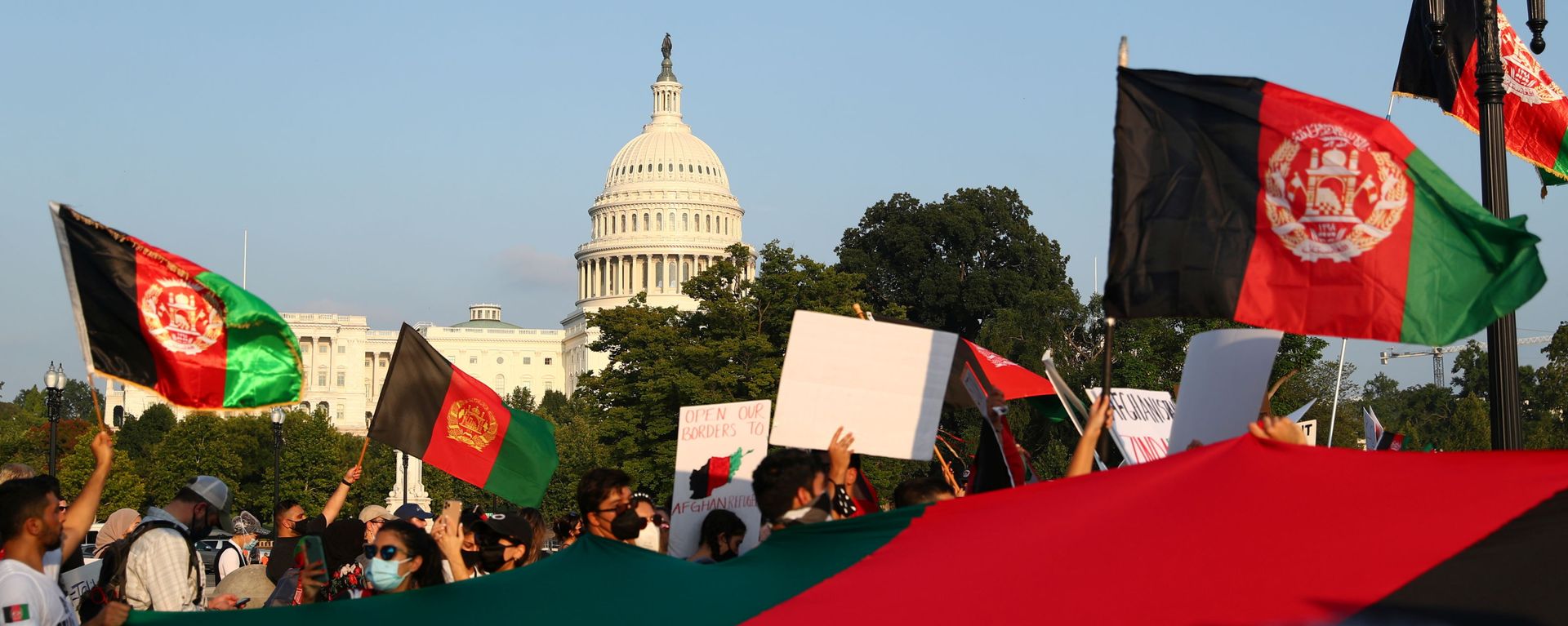 Protesters holding Afghanistan flags take part in a demonstration challenging the transparency of the evacuation process from Kabul Airport, near the U.S. Capitol, in Washington, U.S., August 28, 2021. REUTERS/Tom Brenner Protesters holding Afghanistan flags take part in a demonstration challenging the transparency of the evacuation process from Kabul Airport, near the U.S. Capitol, in Washington, U.S., August 28, 2021. REUTERS/Tom Brenner - Sputnik International, 1920, 31.08.2021