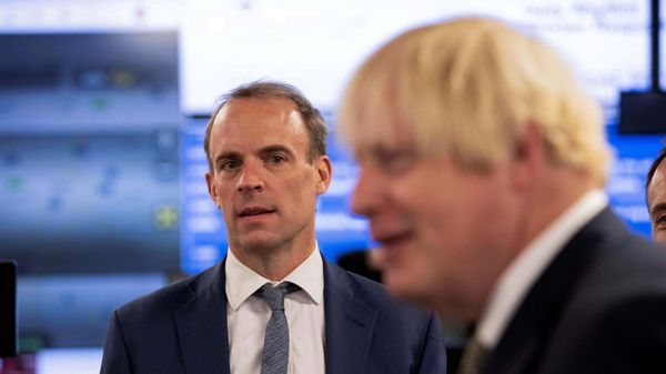 Britain's Prime Minister Boris Johnson and Foreign Secretary Raab visit FCDO Crisis Centre in London - Sputnik International