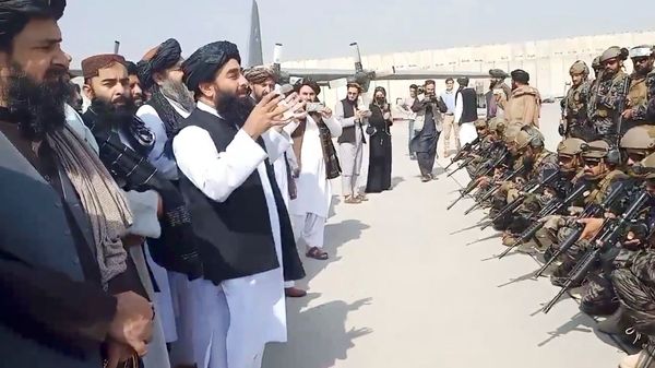 Taliban spokesman Zabihullah Mujahid speaks to Badri 313 military unit at Kabul's airport, Afghanistan August 31, 2021 in this still image obtained from a handout video.  Taliban/Handout via REUTERS   ATTENTION EDITORS - THIS IMAGE HAS BEEN SUPPLIED BY A THIRD PARTY. NO RESALES. NO ARCHIVES.  - Sputnik International