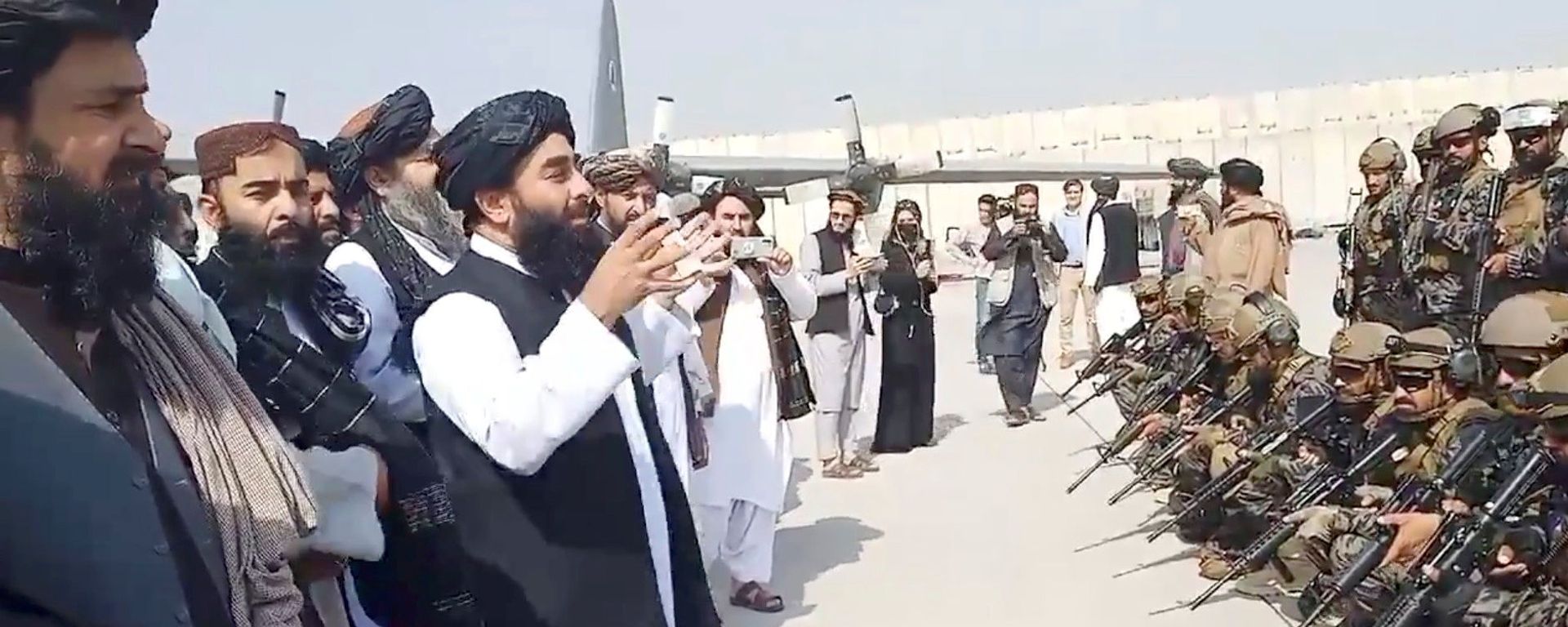 Taliban spokesman Zabihullah Mujahid speaks to Badri 313 military unit at Kabul's airport, Afghanistan August 31, 2021 in this still image obtained from a handout video.  Taliban/Handout via REUTERS   ATTENTION EDITORS - THIS IMAGE HAS BEEN SUPPLIED BY A THIRD PARTY. NO RESALES. NO ARCHIVES.  - Sputnik International, 1920, 23.09.2021