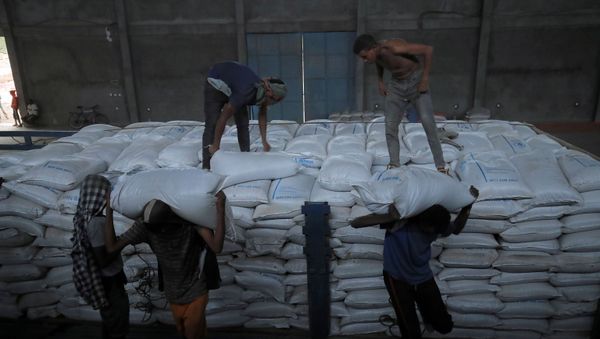 FILE PHOTO: Ethiopian porters unload food aid bound for victims of war after a checkpoint leading to Tigray in Mai Tsebri town - Sputnik International