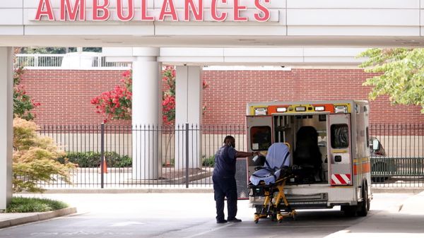 An ambulance driver disinfects a stretcher after unloading a patient at a Memphis children's hospital, after Memphis Fire Chief Gina Sweat said that emergency services were overwhelmed by numbers of coronavirus disease (COVID-19) patients and that wait times should be expected, in Memphis, Tennessee, U.S. August 13, 2021. - Sputnik International