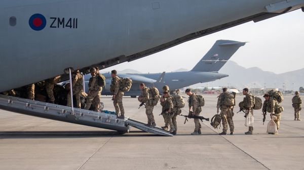 UK military personnel board an A400M aircraft departing Kabul, Afghanistan on 28 August 2021 - Sputnik International
