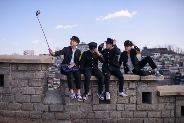 A group of students pose for a selfie as they tour the Naksan “art village” wearing 1970's style school uniforms as part of an educational initiative, in Seoul on 23 February 2016. - Sputnik International