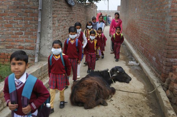Children wearing face masks amid concerns over the spread of the coronavirus return home after learning that public gatherings and schools are shut following a late-night state government order, in a village in Kannauj, in India's most populous state of Uttar Pradesh,14 March 2020. - Sputnik International