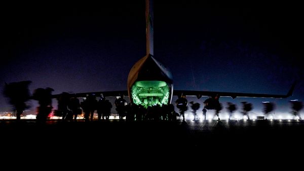 U.S. Soldiers, assigned to the 82nd Airborne Division, prepare to board a U.S. Air Force C-17 Globemaster III aircraft to leave Hamid Karzai International Airport in Kabul, Afghanistan August 30, 2021 - Sputnik International