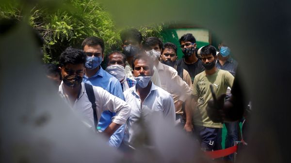 People wait to receive a dose of COVISHIELD, a vaccine against coronavirus disease (COVID-19) manufactured by Serum Institute of India, at a hospital in Noida on the outskirts of New Delhi, India, August 30, 2021 - Sputnik International