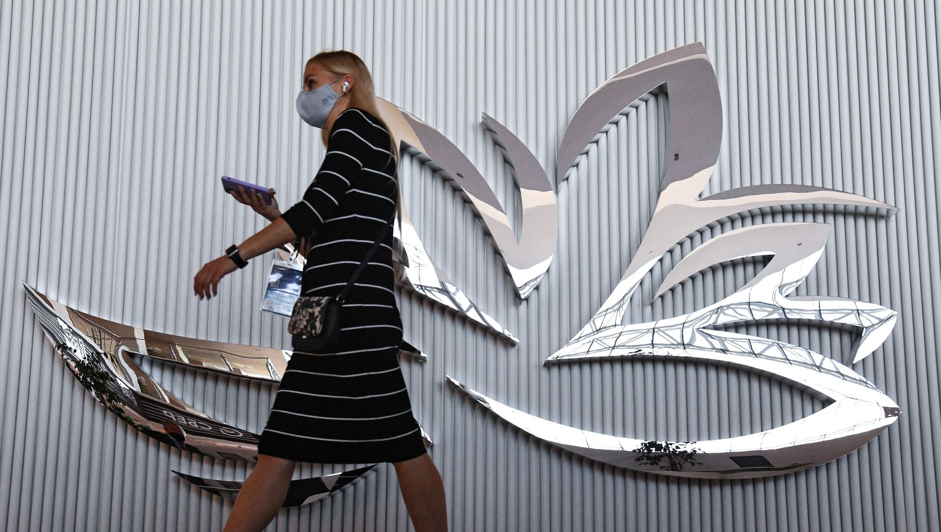 A girl walks in the main building of the Far Eastern Federal University in Vladivostok, where the Eastern Economic Forum will be held from 2-4 September. A girl walks in the main building of the Far Eastern Federal University in Vladivostok, where the Eastern Economic Forum will be held from 2-4 September. - Sputnik International, 1920, 02.09.2021