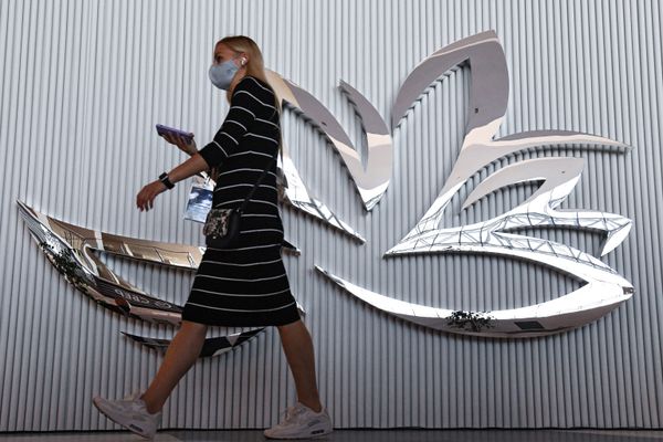 A girl walks in the main building of the Far Eastern Federal University (FEFU) ahead of the Eastern Economic Forum (EEF) on 2-4 September. - Sputnik International
