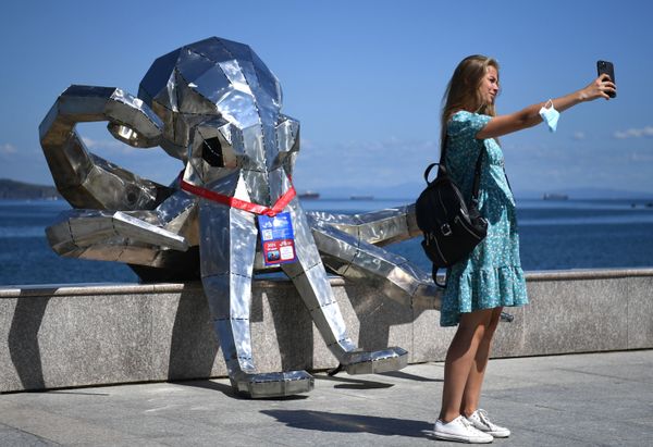 A girl taking a selfie along the Bukhta Ayaks promenade on the campus of the Far Eastern Federal University (FEFU) on Russky Island ahead of the Eastern Economic Forum (EEF) on 2-4 September. - Sputnik International