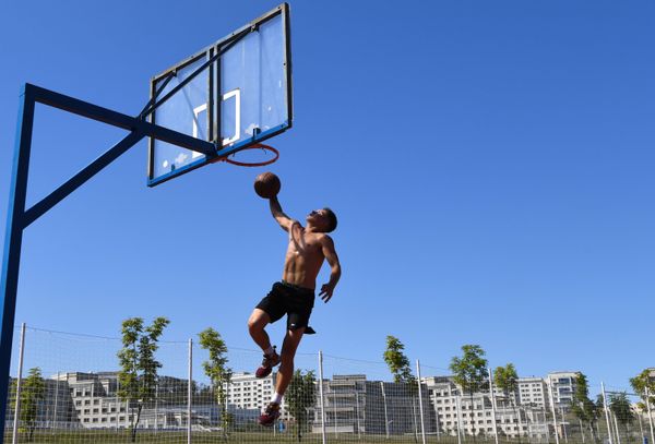 A student playing basketball on the campus of the Far Eastern Federal University (FEFU) on Russky Island. - Sputnik International