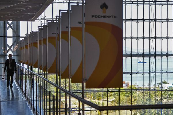 PJSC Rosneft banners displayed at the Far Eastern Federal University (FEFU) on Russky Island ahead of the Eastern Economic Forum (EEF). The EEF will be held from 2-4 September. - Sputnik International