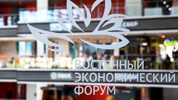 Логотип Восточного экономического форума в главном корпусе Дальневосточного федерального университета - Sputnik International