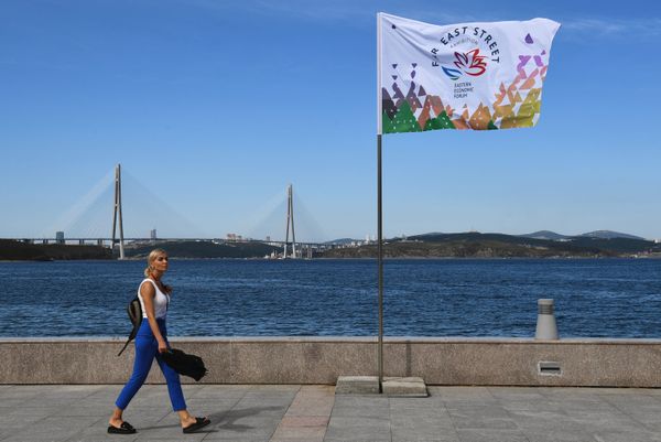 A girl seen on the Bukhta Ayaks promenade on the Far Eastern Federal University (FEFU) campus on Russky Island ahead of the Eastern Economic Forum (EEF) on 2-4 September. - Sputnik International