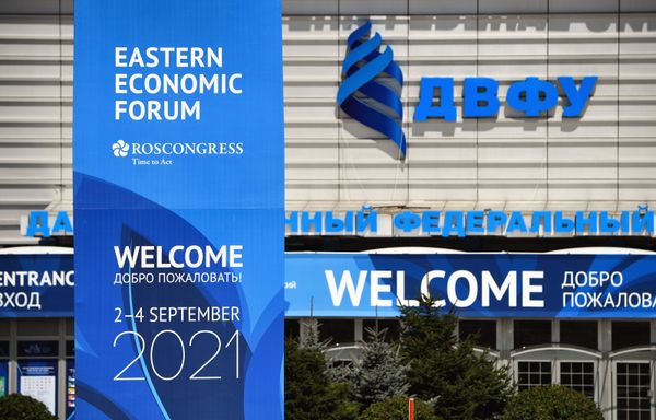 Billboards with the logos of the Far Eastern Federal University (FEFU) and Eastern Economic Forum (EEF) on the FEFU campus ahead of the EEF on 2-4 September. - Sputnik International