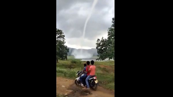 Magic of nature unfolded in MP's Sidhi district on Monday, as water from Deori Dam/Pond flew high after dust-storm on Monday afternoon, prompting villagers to record the rare spectacle in their cell-phones - Sputnik International