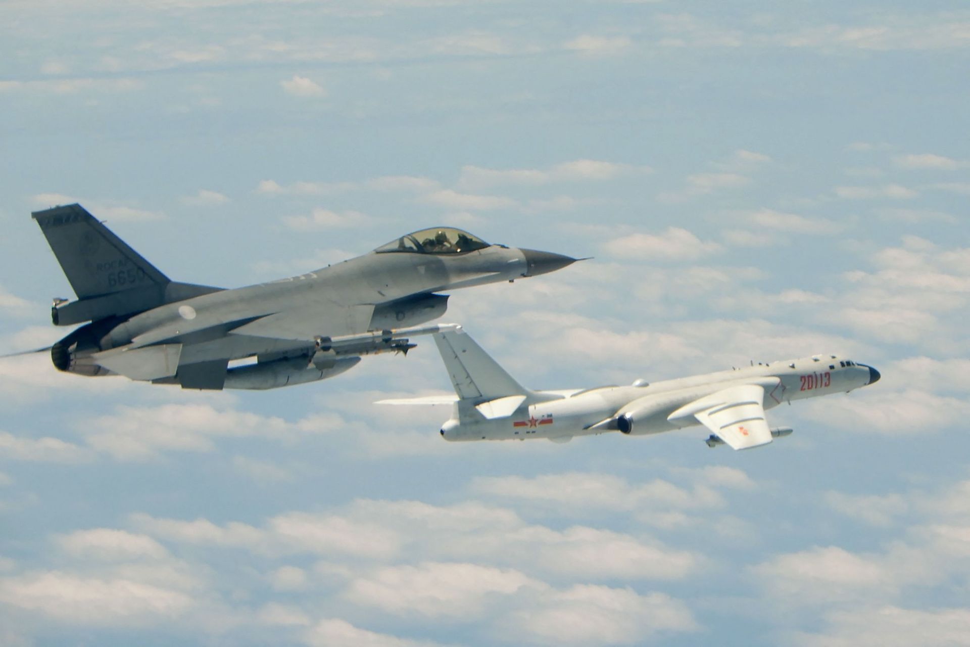 This handout photograph taken and released on May 11, 2018 by Taiwan's Defence Ministry shows a Republic of China (Taiwan) Air Force F-16 fighter aircraft (L) flying alongside a Chinese People's Liberation Army Air Force (PLAAF) H-6K bomber This handout photograph taken and released on May 11, 2018 by Taiwan's Defence Ministry shows a Republic of China (Taiwan) Air Force F-16 fighter aircraft (L) flying alongside a Chinese People's Liberation Army Air Force (PLAAF) H-6K bomber - Sputnik International, 1920, 06.10.2021