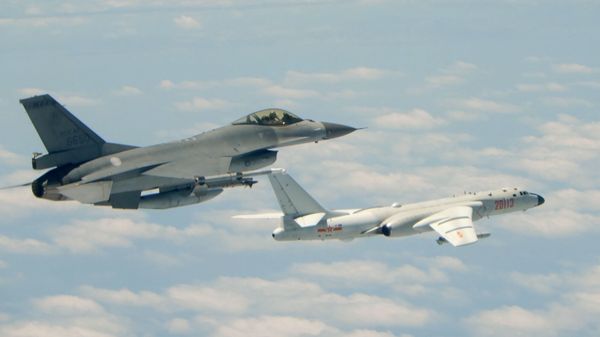 This handout photograph taken and released on May 11, 2018 by Taiwan's Defence Ministry shows a Republic of China (Taiwan) Air Force F-16 fighter aircraft (L) flying alongside a Chinese People's Liberation Army Air Force (PLAAF) H-6K bomber  - Sputnik International