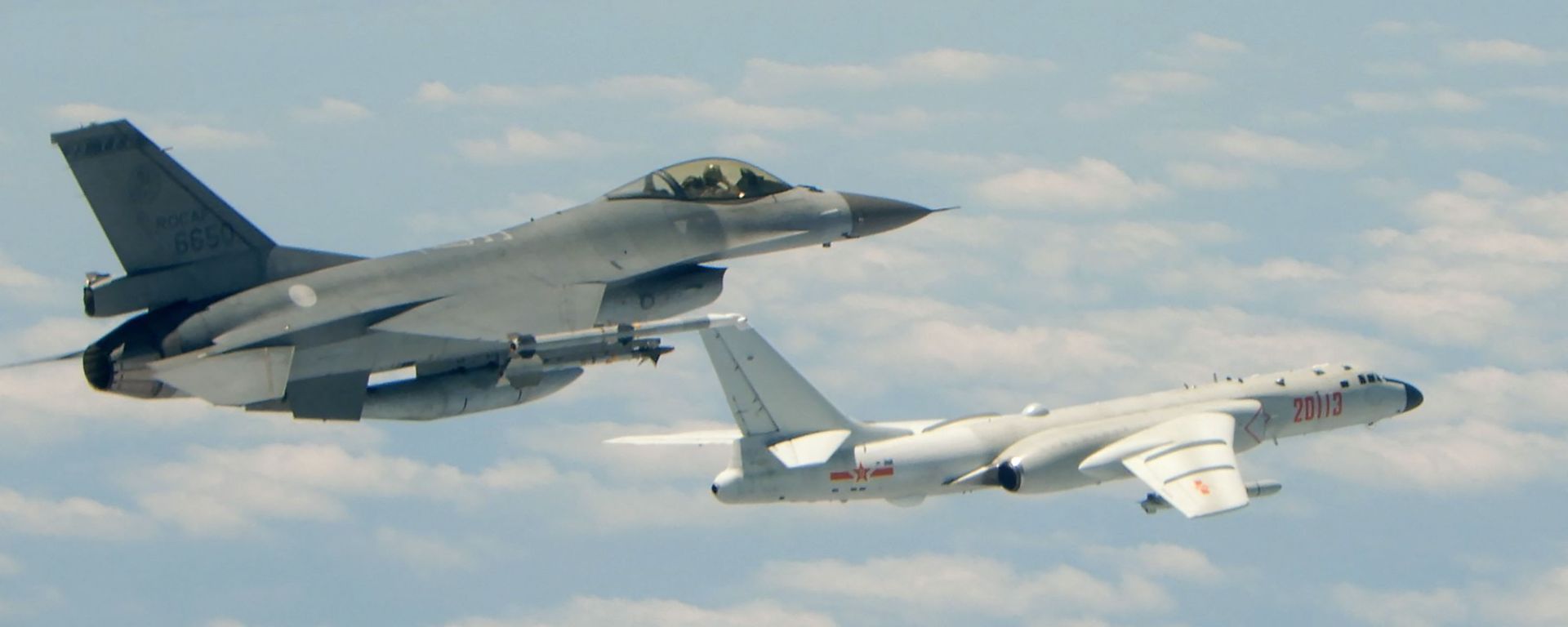 This handout photograph taken and released on May 11, 2018 by Taiwan's Defence Ministry shows a Republic of China (Taiwan) Air Force F-16 fighter aircraft (L) flying alongside a Chinese People's Liberation Army Air Force (PLAAF) H-6K bomber  - Sputnik International, 1920, 05.06.2024
