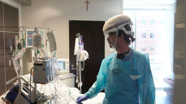 A nurse works in a COVID-19 patient's room during a tour of SSM Health St. Anthony Hospital's intensive care unit (ICU) amid the coronavirus disease (COVID-19) pandemic in Oklahoma City, Oklahoma, U.S., August 24, 2021.  REUTERS/Nick Oxford   - Sputnik International