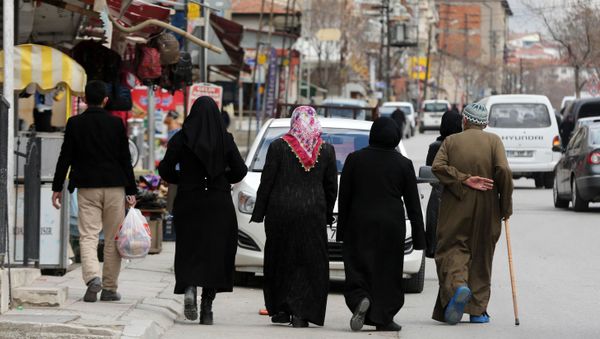 Syrian people walk in Ondergazi neighbourhood in the Turkish capital Ankara on April 11, 2017. - Sputnik International