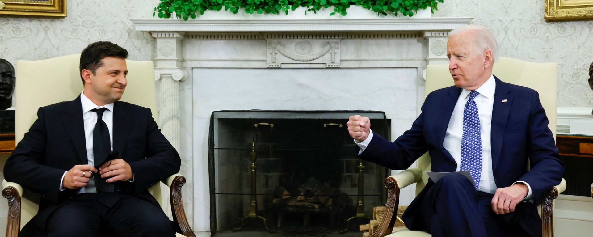 U.S. President Joe Biden gestures as he meets with Ukraine's President Volodymyr Zelenskiy in the Oval Office at the White House in Washington, U.S., September 1, 2021. U.S. President Joe Biden gestures as he meets with Ukraine's President Volodymyr Zelenskiy in the Oval Office at the White House in Washington, U.S., September 1, 2021. - Sputnik International, 1920, 01.09.2021