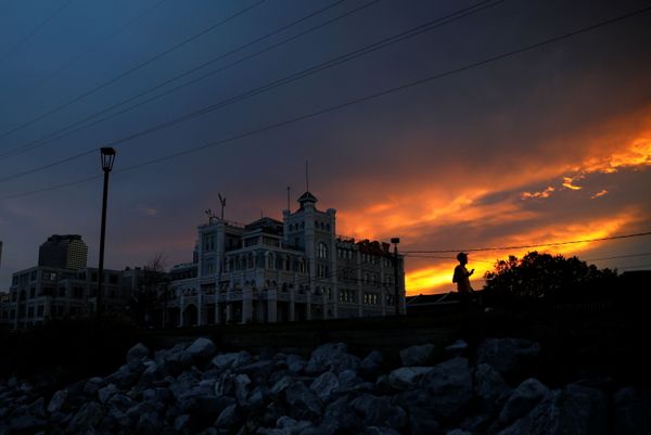 A man walks at sunset during a blackout in the city after Hurricane Ida made landfall, in New Orleans, Louisiana, US, 31 August 2021. - Sputnik International