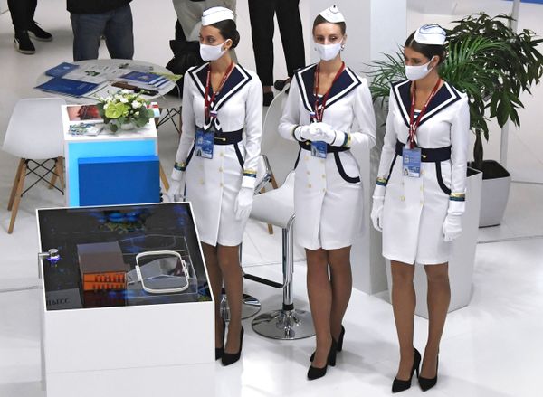 Women at the JSC Vostochny Port booth at the Eastern Economic Forum (EEF) in Vladivostok. - Sputnik International