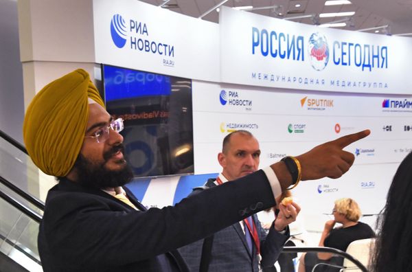 Forum participants at an exhibition during the Eastern Economic Forum (EEF) in Vladivostok. - Sputnik International