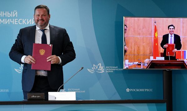 Minister of Labour and Social Security of the Russian Federation Anton Kotyakov (left) and Minister of Human Resources and Social Security of the People's Republic of China Jinan Zhang (on-screen) during the signing of a memorandum of understanding on labour and social security at the Eastern Economic Forum in Vladivostok. - Sputnik International