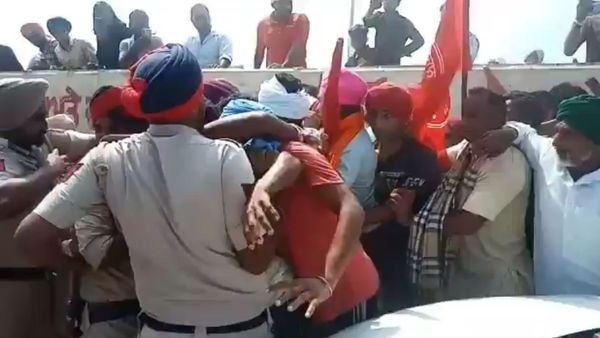 Protest by farmers ahead of Sukhbir Badal's public address in Moga district - Sputnik International