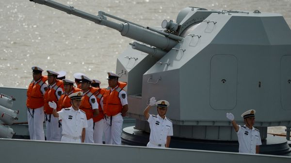 Chinese Navy personnel aboard the FFG Xiangtan belonging to the People's Liberation Army Navy 23rd Escort Task Group, wave from the deck during a departure ceremony at Thilawa port in the outskirts of Yangon on October 4, 2016 - Sputnik International