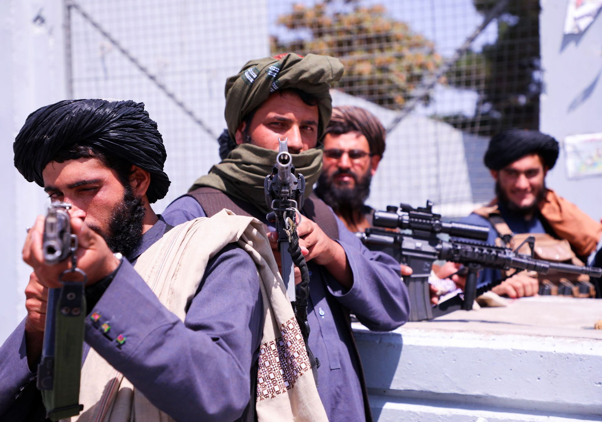 Taliban forces stand guard in front of Hamid Karzai International Airport in Kabul - Sputnik International, 1920, 07.09.2021