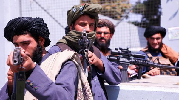 Taliban forces stand guard in front of Hamid Karzai International Airport in Kabul - Sputnik International