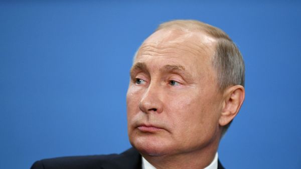 Russian President Vladimir Putin listens to questions during a meeting to discuss the development of the Far East at the 5th Eastern Economic Forum in Vladivostok, Russia. - Sputnik International