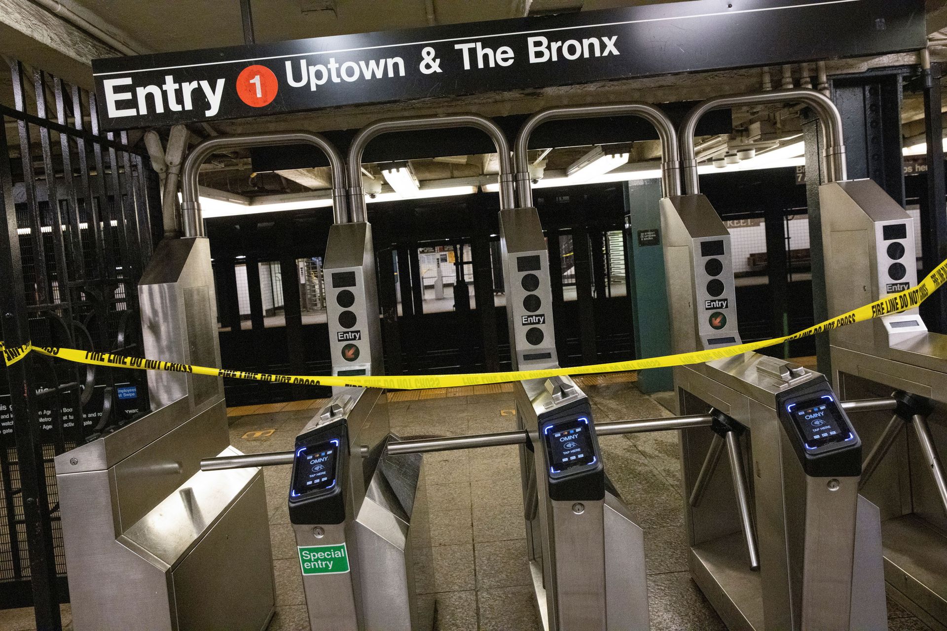 Tape warns commuters not to enter a closed subway station at 28th street, which was heavily flooded when the remnants of Tropical Storm Ida brought drenching rain and the threat of flash floods to parts of the northern mid-Atlantic, in New York City, U.S., September 2, 2021. Tape warns commuters not to enter a closed subway station at 28th street, which was heavily flooded when the remnants of Tropical Storm Ida brought drenching rain and the threat of flash floods to parts of the northern mid-Atlantic, in New York City, U.S., September 2, 2021. - Sputnik International, 1920, 07.09.2021
