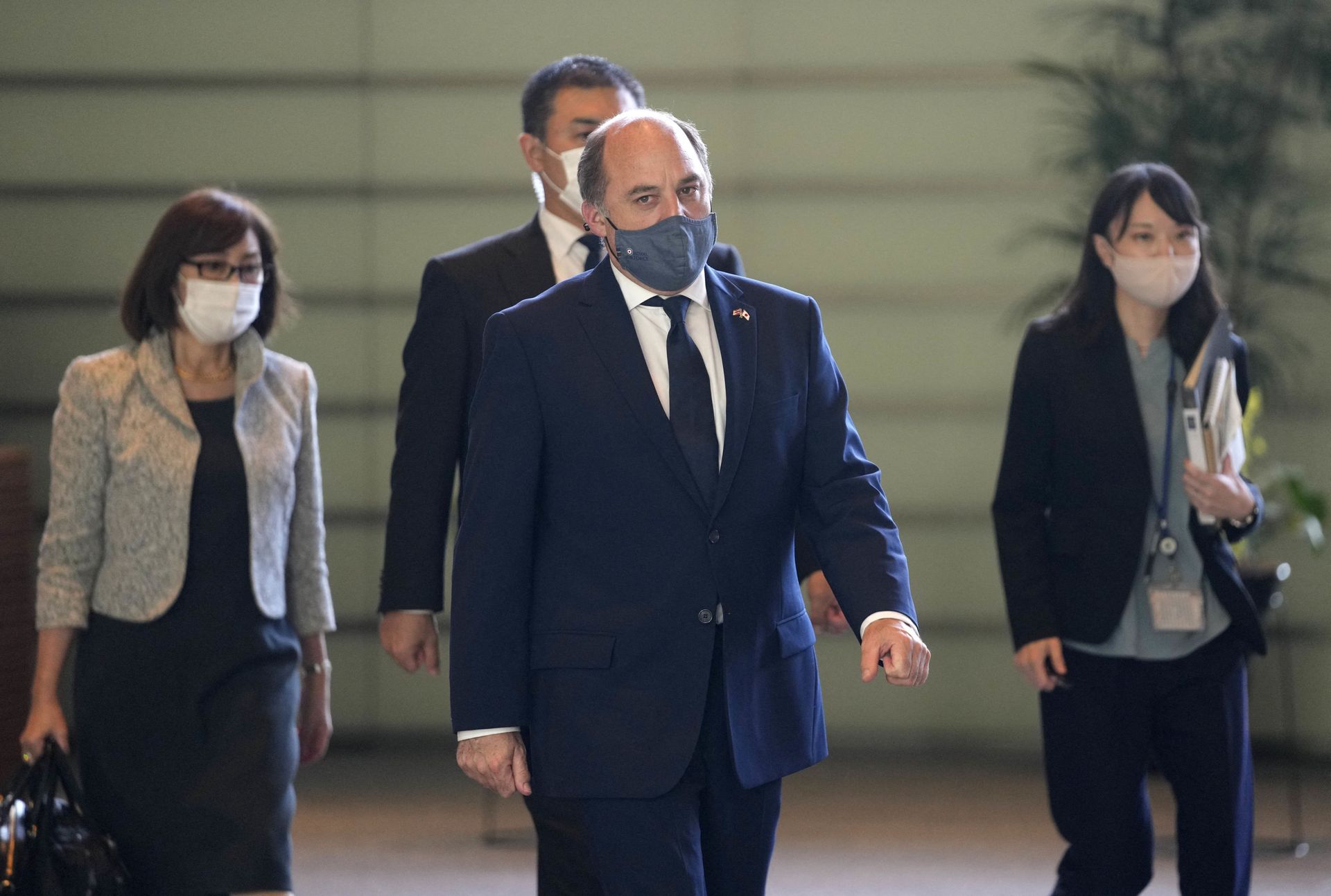 Britain's Defence Secretary Ben Wallace (C) arrives at the prime minister's official residence on his way to meet the Japanese prime minister in Tokyo on July 20, 2021 - Sputnik International, 1920, 03.11.2021