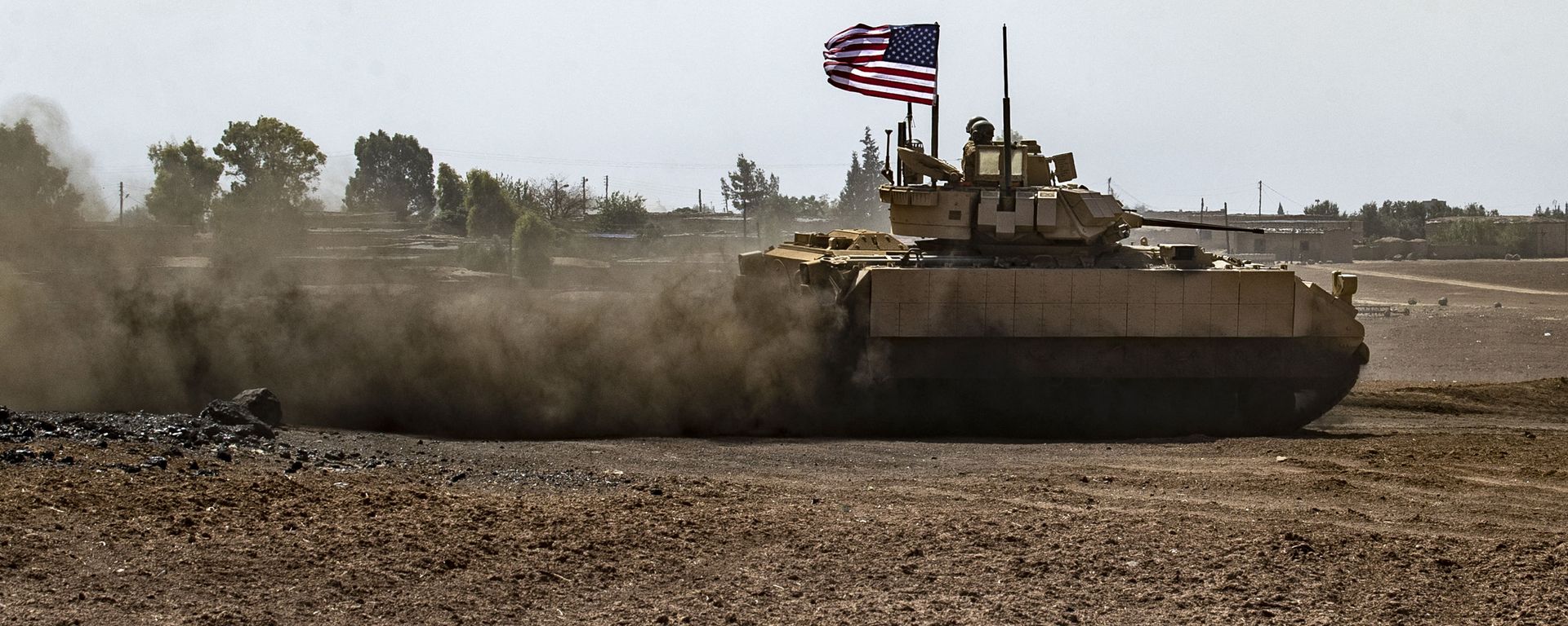 US soldiers patrol in the Syrian village of Jawadiyah, in the northeastern Hasakeh province, near the border with Turkey on August 30, 2021.  - Sputnik International, 1920, 02.09.2021