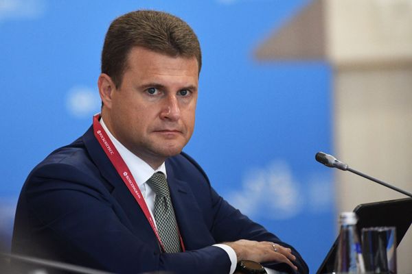 Minister for the Development of the Russian Far East and Arctic Alexei Chekunkov, at an expanded meeting of the public council of the Northern Sea Route The Great Northern Sea Route: A New Global Route as part of the Eastern Economic Forum in Vladivostok. - Sputnik International
