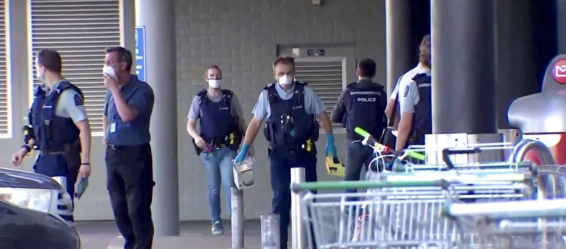 A screen grab shows police officers working outside a shopping mall following a knife attack in Auckland, New Zealand September 3, 202 A screen grab shows police officers working outside a shopping mall following a knife attack in Auckland, New Zealand September 3, 202 - Sputnik International, 1920, 03.09.2021