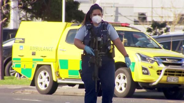 A woman police officer outside the LynnMall in Auckland - Sputnik International