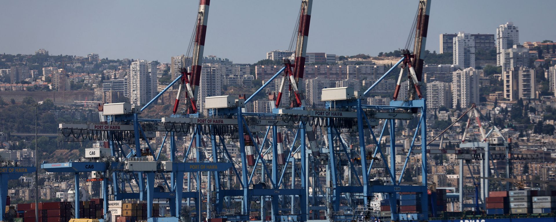 An Israeli military boat makes its way past cranes along the docks of the port of the northern city of Haifa, on June 24, 2021 An Israeli military boat makes its way past cranes along the docks of the port of the northern city of Haifa, on June 24, 2021 - Sputnik International, 1920, 06.10.2021