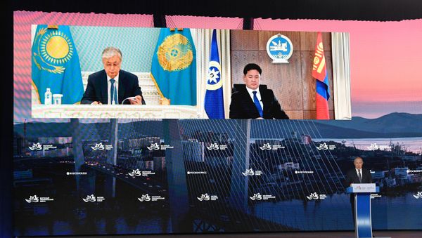 Kazakh President Kassym-Jomart Tokayev (L) takes part in a plenary session at the European Economic Forum in Vladivostok - Sputnik International