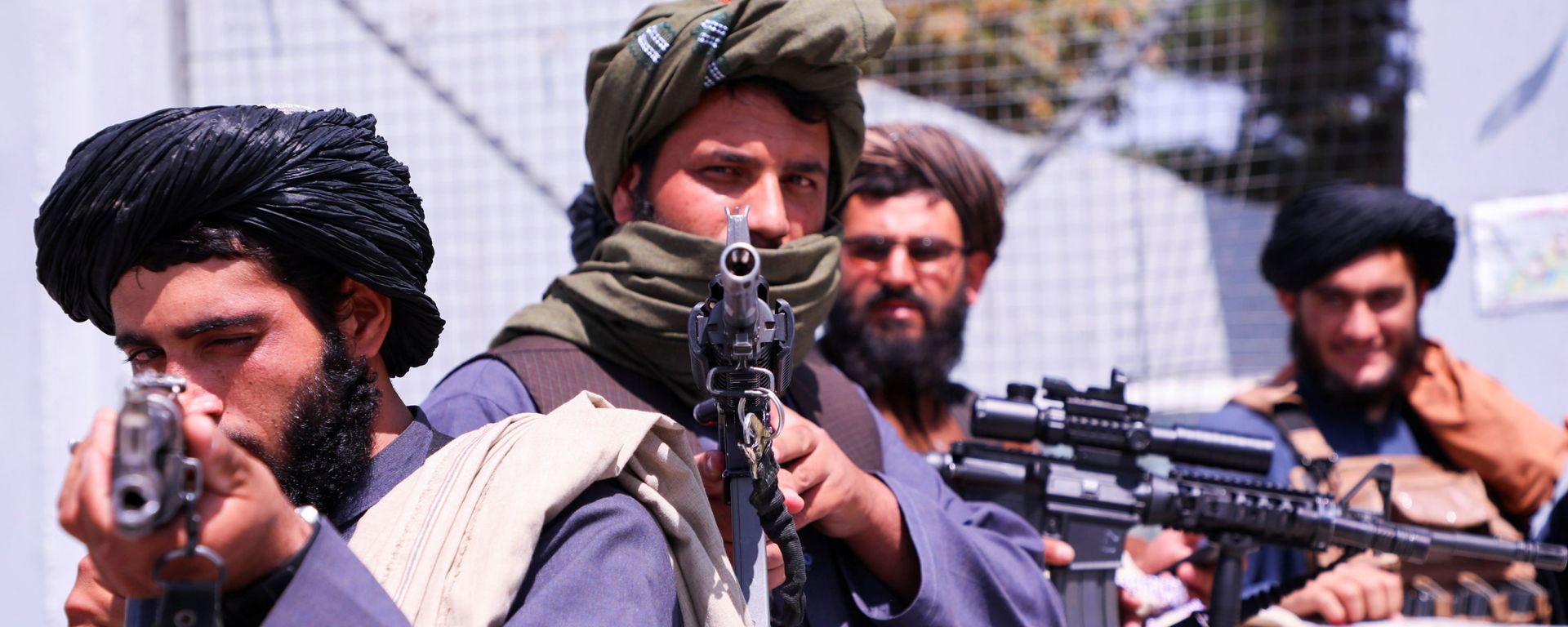 Taliban forces stand guard in front of Hamid Karzai International Airport in Kabul, Afghanistan - Sputnik International, 1920, 10.09.2021