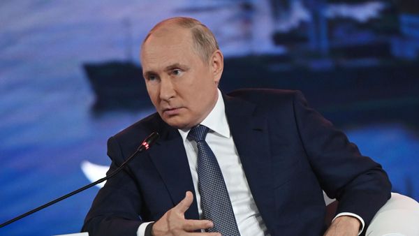 Russian President Vladimir Putin attends a plenary session during Far Eastern Economic Forum, in Vladivostok, Russia. - Sputnik International