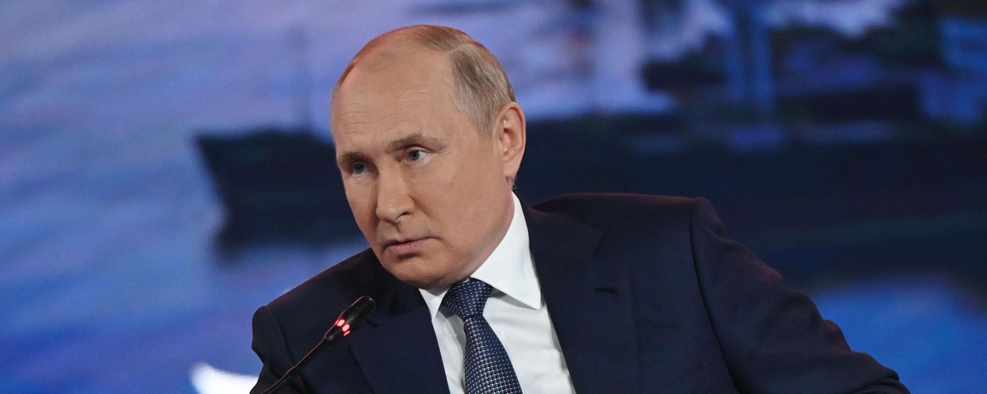 Russian President Vladimir Putin attends a plenary session during Far Eastern Economic Forum, in Vladivostok, Russia. Russian President Vladimir Putin attends a plenary session during Far Eastern Economic Forum, in Vladivostok, Russia. - Sputnik International, 1920, 23.12.2021