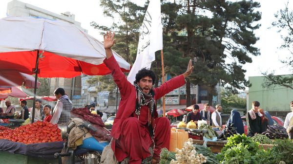 An Afghan street vendor and supporter of the Islamic Emirate of Afghanistan chants in support of the Taliban in Kabul, Afghanistan September 1, 2021.  - Sputnik International