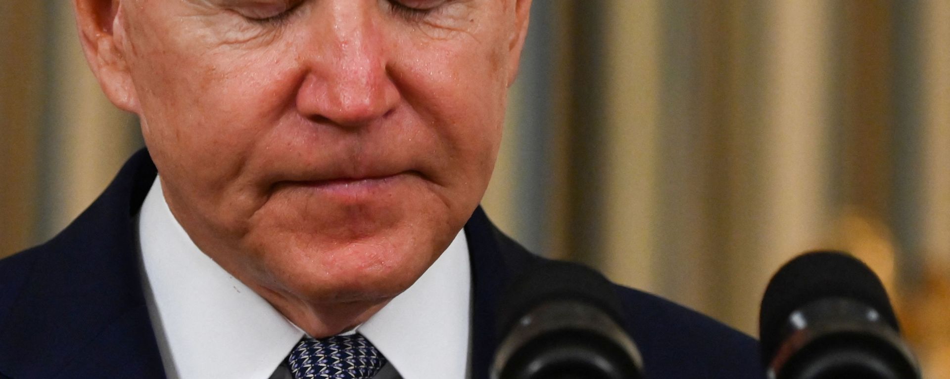 US President Joe Biden pauses as he delivers remarks on the August jobs report report in the State Dining Room at the White House in Washington, DC on September 3, 2021 - Sputnik International, 1920, 29.09.2021