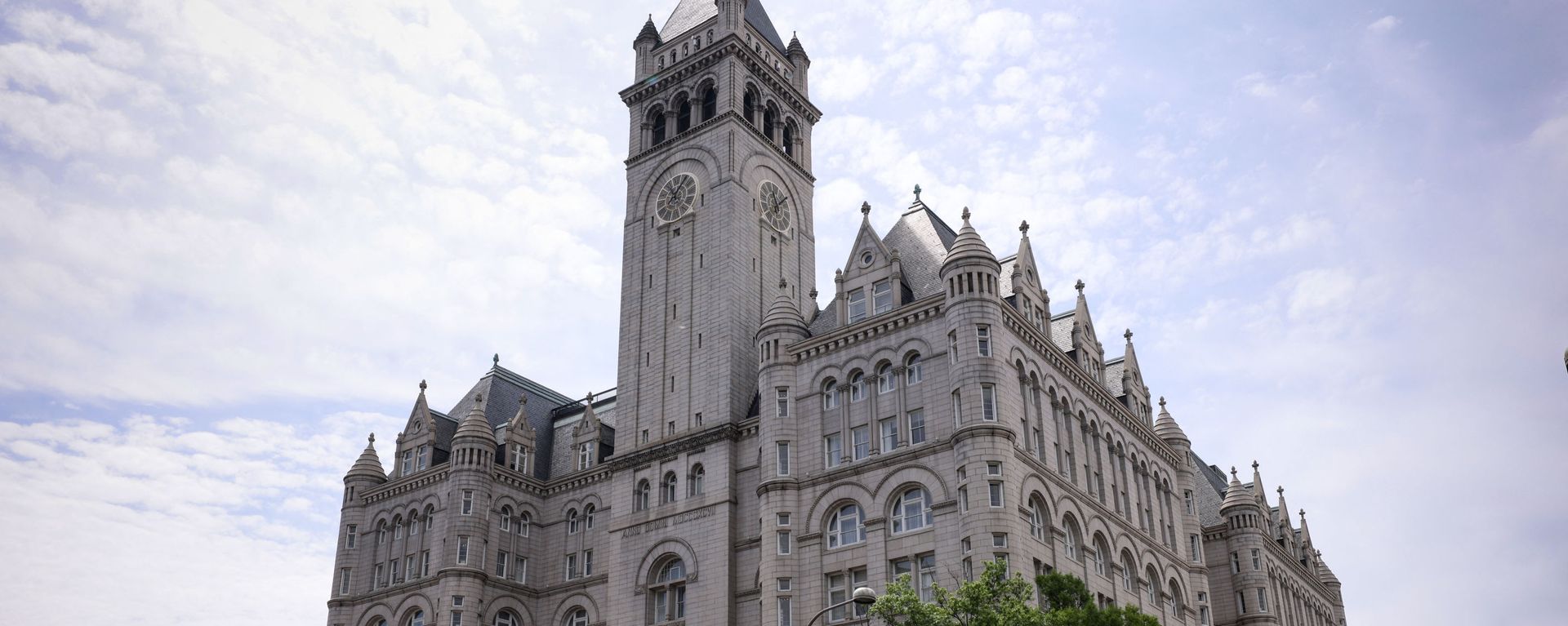 The Trump International Hotel is seen on June 02, 2021 in Washington, DC. The Trump Organization is attempting to sell the lease to the hotel after failing to in 2019 before the pandemic hit. The Trump International Hotel is seen on June 02, 2021 in Washington, DC. The Trump Organization is attempting to sell the lease to the hotel after failing to in 2019 before the pandemic hit. - Sputnik International, 1920, 26.06.2023