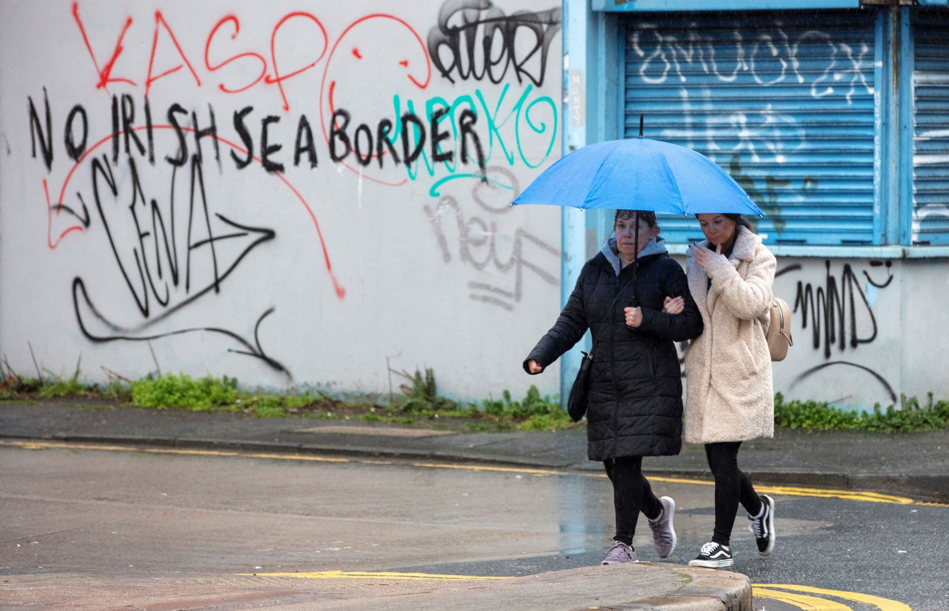 Graffiti in a loyalist area of south Belfast, Northern Ireland against an Irish sea border is seen on February 2, 2021. - Sputnik International, 1920, 15.10.2021